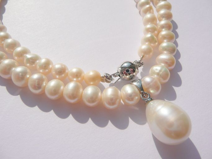 Náhrdelník z mořských perel s perlou uprostřed