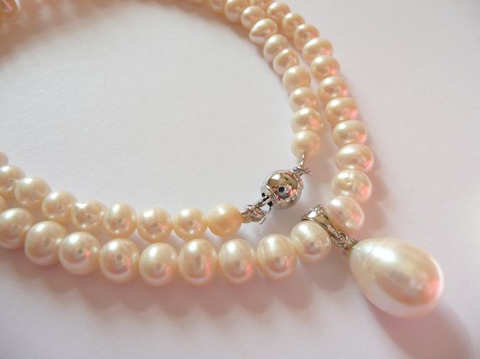 Náhrdelník z mořských perel s perlou uprostřed