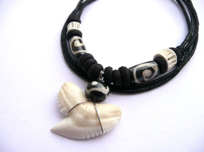 Náhrdelník žraločí zub, dřevěné korálky s ornamentem