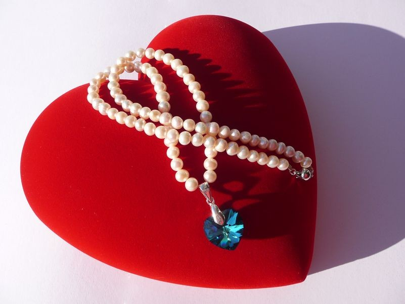 Náhrdelník z mořských perel se srdcem Swarovski