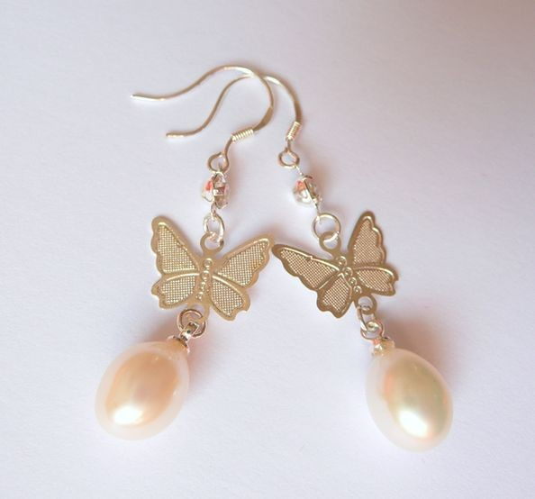 Náušnice s mořskými perlami bílé s motýlkem 314